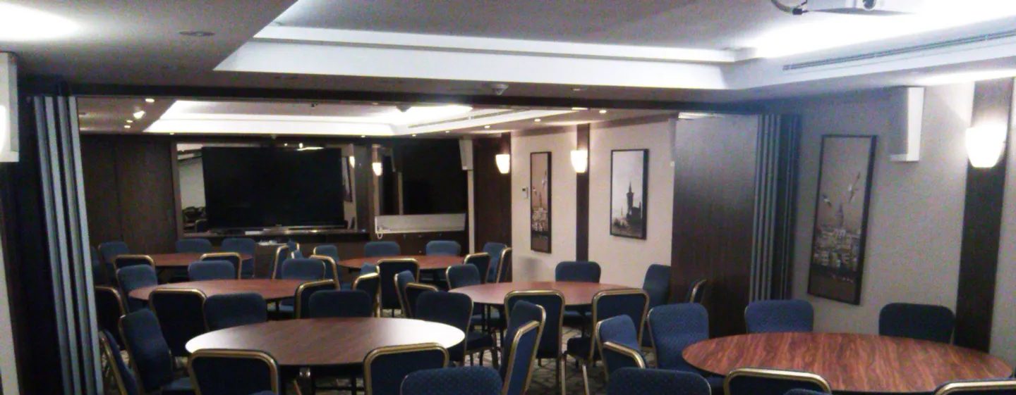 Toplantı salonu: yuvarlak masa düzeni