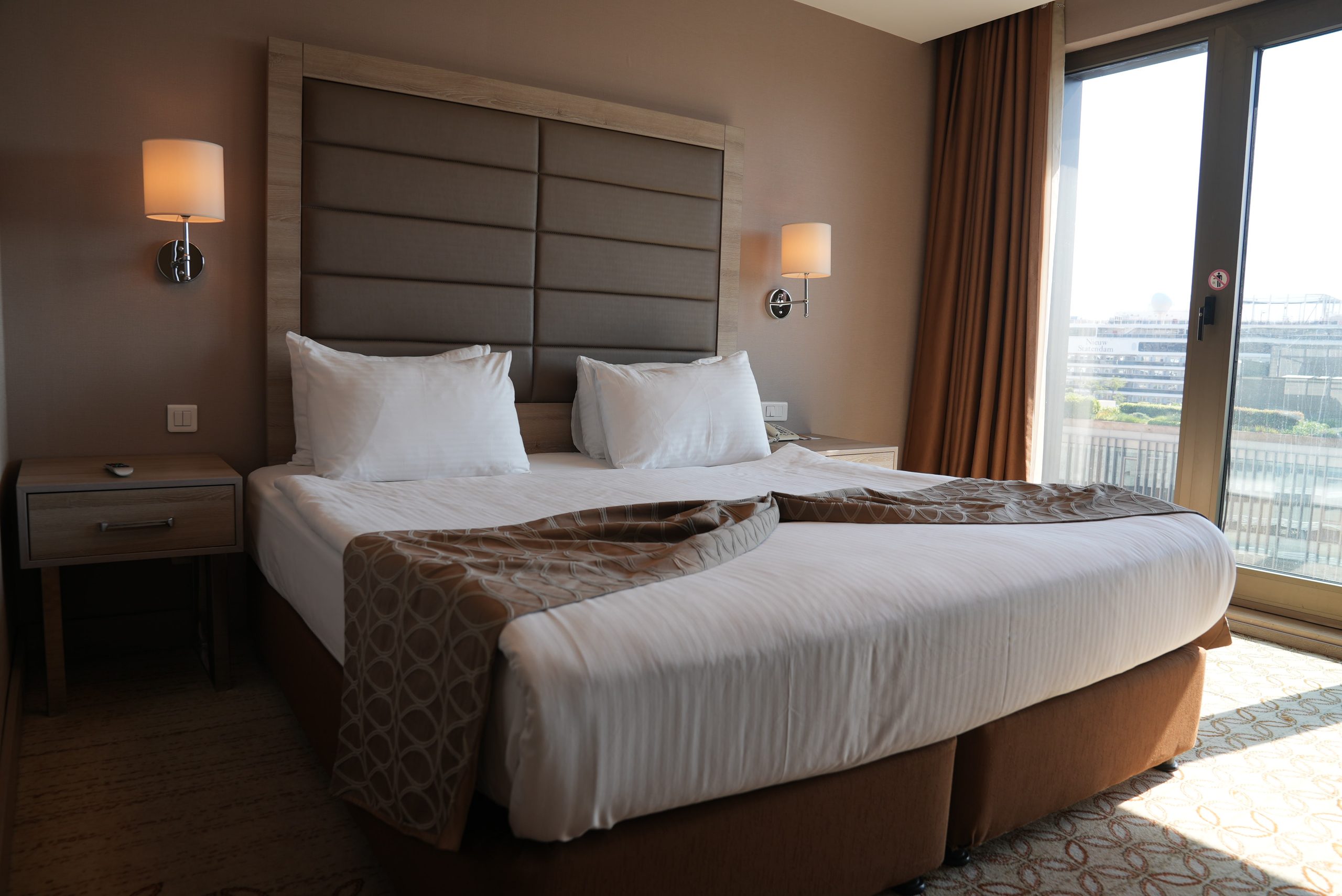Superior room with partial sea view: double bed and glass door