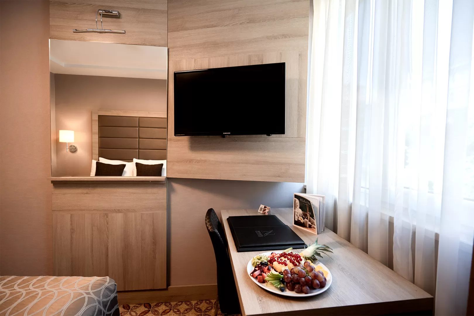 Standart odada TV ve çalışma masası