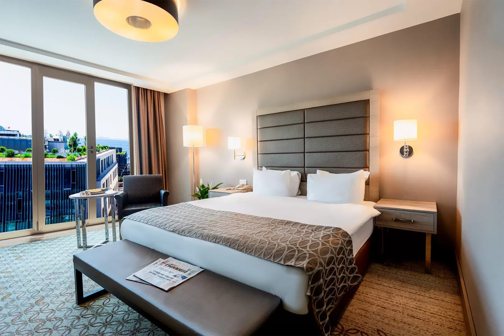 Superior room: large window and city view