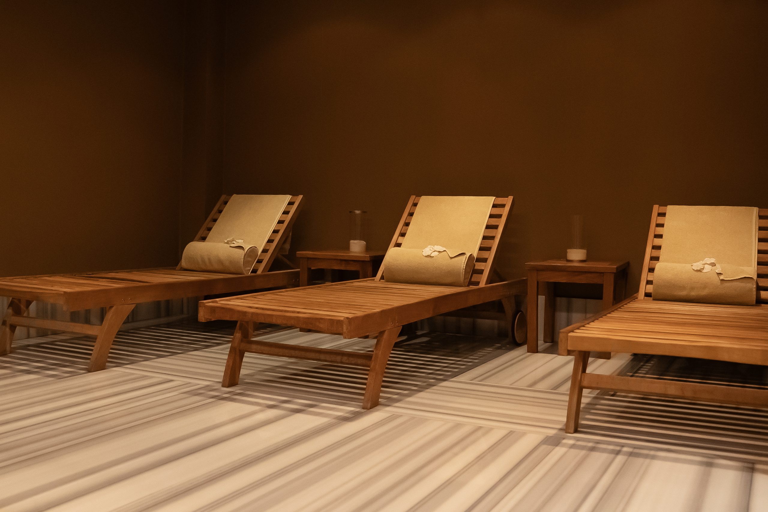 منطقة الاسترخاء في Kum SPA: كراسي استلقاء خشبية