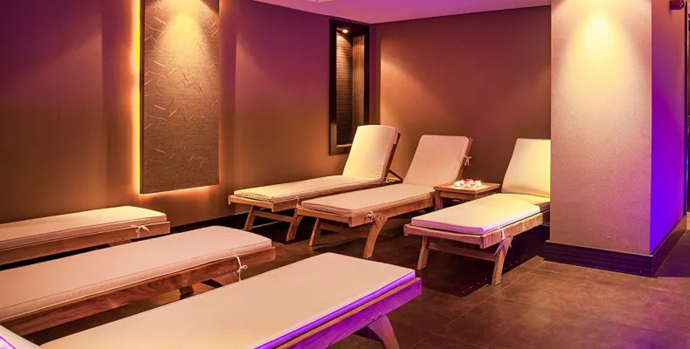 منطقة الاسترخاء في Kum Spa: كراسي استرخاء وقناة مياه مضاءة